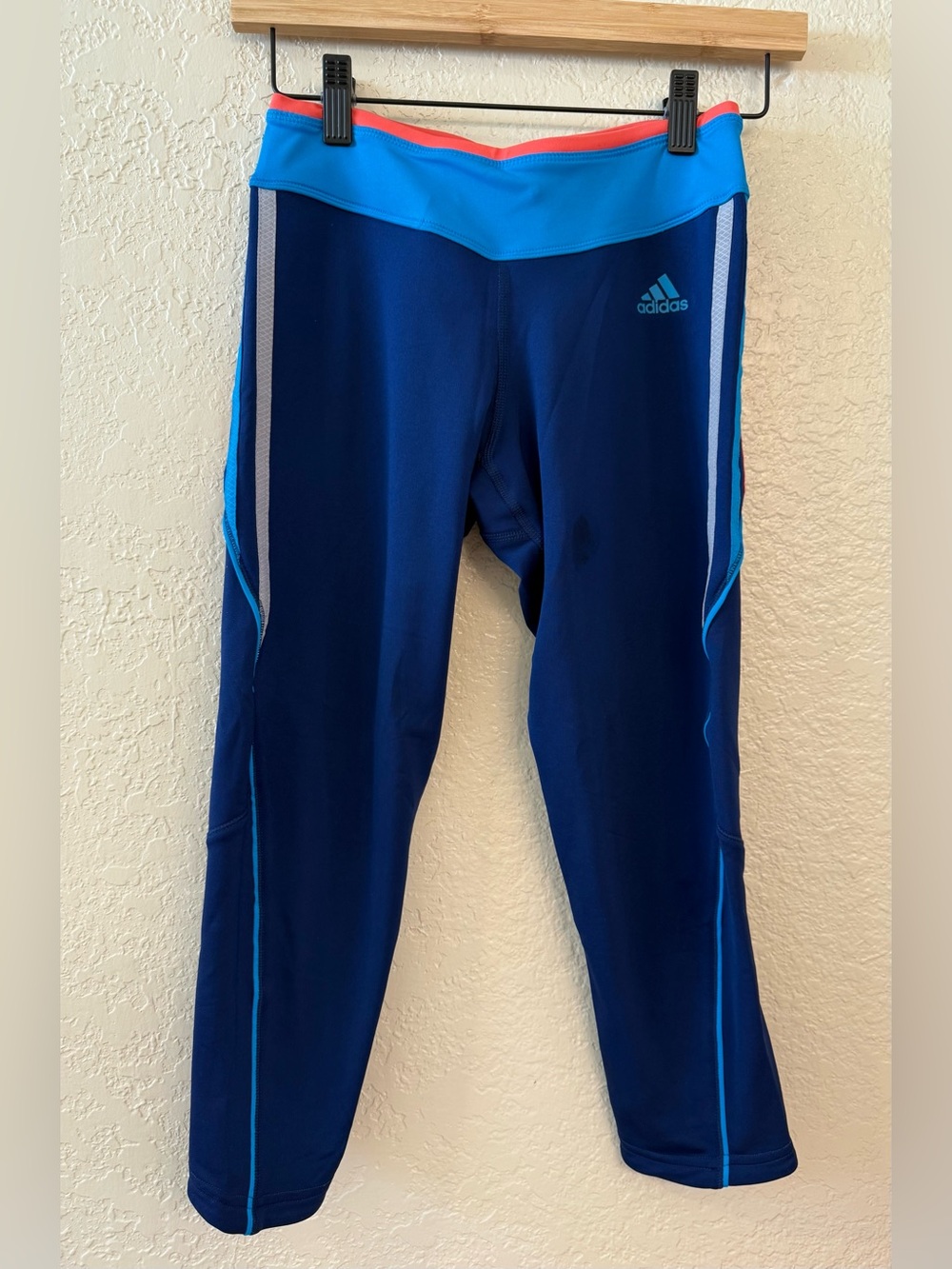 ⛹️♀️Adidas⛹️♀️ Crop Leggings. Size XS